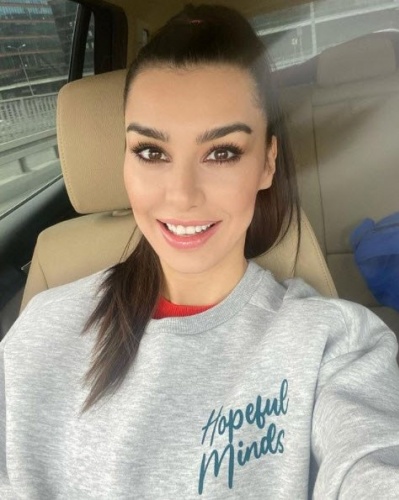 Sinan Akçıl’ın eşi güzelliğiyle hayran bıraktı!