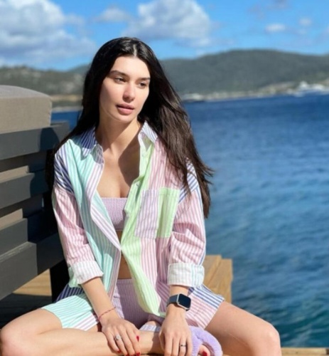 Sinan Akçıl’ın eşi güzelliğiyle hayran bıraktı!