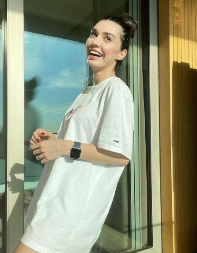 Sinan Akçıl’ın eşi güzelliğiyle hayran bıraktı!