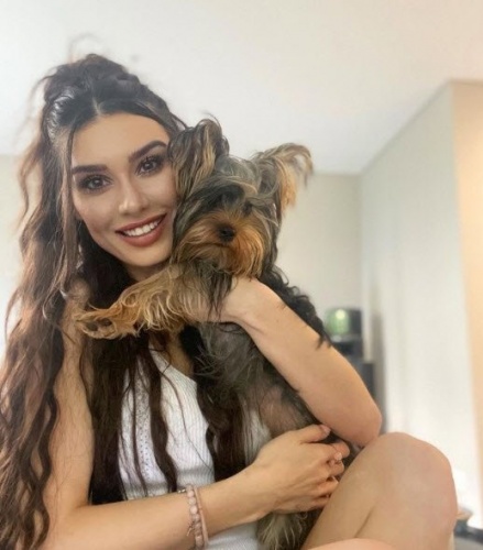 Sinan Akçıl’ın eşi güzelliğiyle hayran bıraktı!