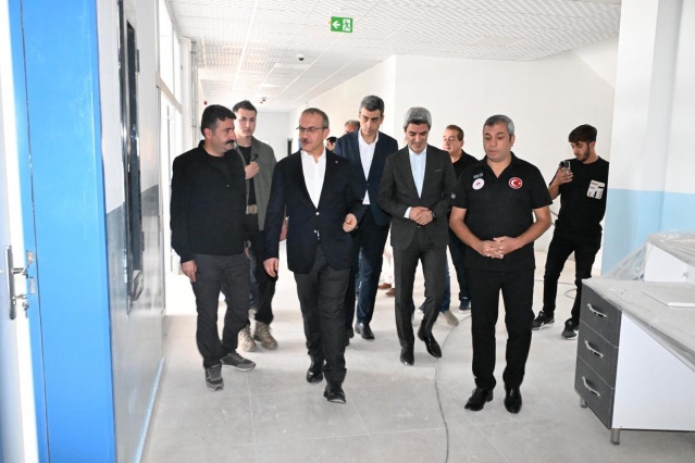 Vali Yavuz Karakavak Mahallesi Ortaokulu'nda incelemelerde bulundu