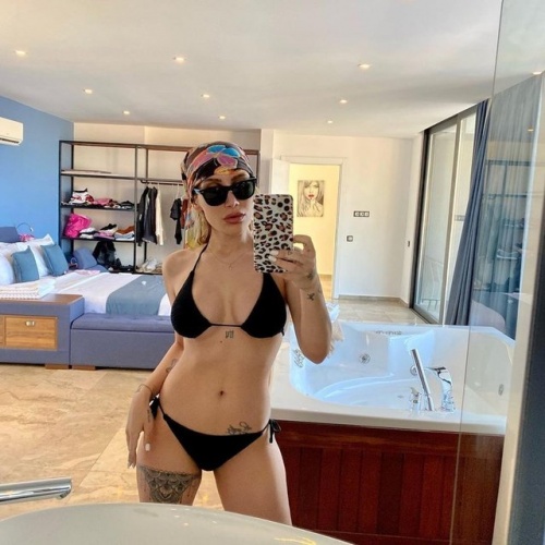 Tatil sezonunu açan ünlüler