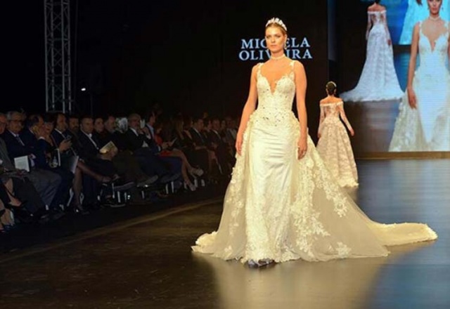 Transparan gelinlik şovu