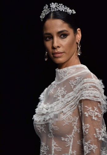 Transparan gelinlik şovu