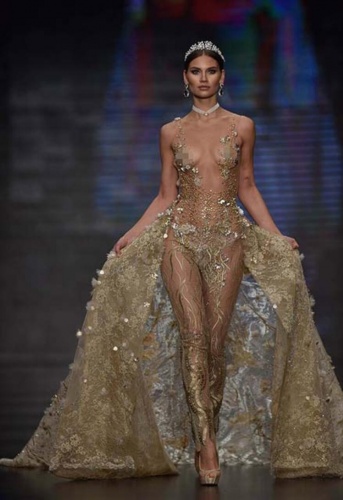 Transparan gelinlik şovu