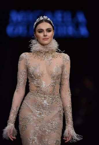 Transparan gelinlik şovu