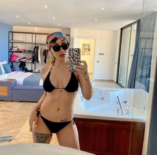 Ünlü güzel bikini sezonunu açtı