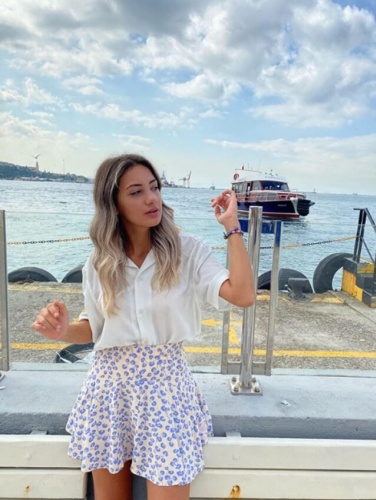 Mehmet Yalçınkaya'nın kızı Sude'nin bikinili pozuna küfürlü yorum