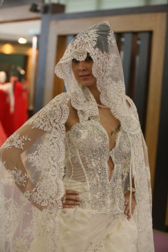 Transparan gelinlik şovu