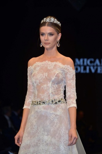 Transparan gelinlik şovu