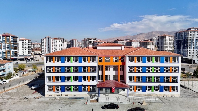 Vali Yavuz Karakavak Mahallesi Ortaokulu'nda incelemelerde bulundu