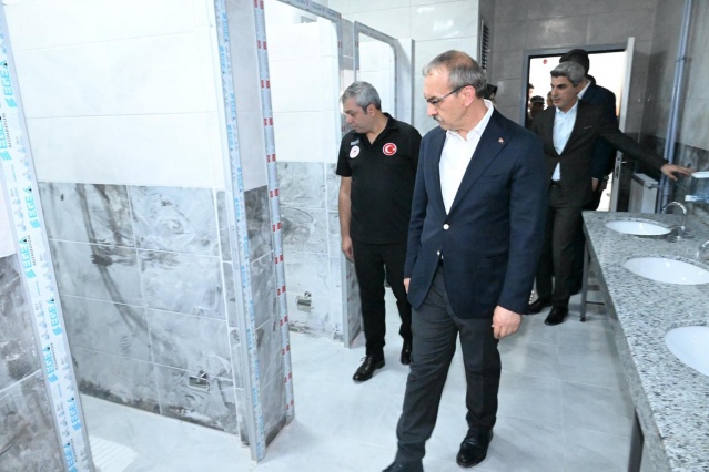 Vali Yavuz Karakavak Mahallesi Ortaokulu'nda incelemelerde bulundu