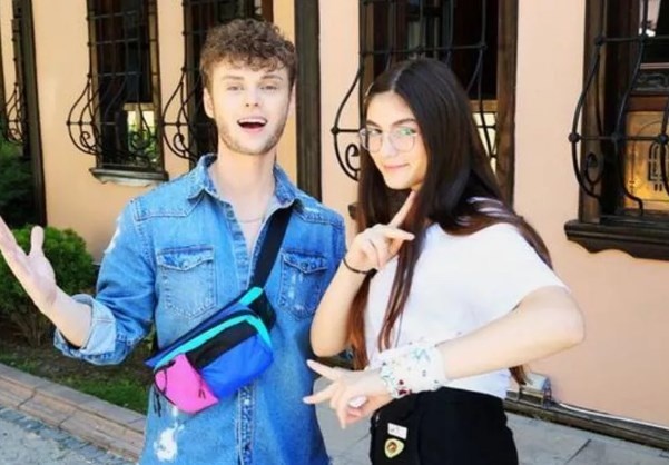 Ayça Tilki ablasının izinden yürüyor!