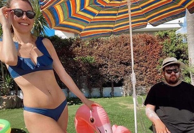 Berfu Yenenler'in bikinili pozuna Eser'den olay bakış!