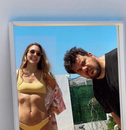 Berfu Yenenler'in bikinili pozuna Eser'den olay bakış!