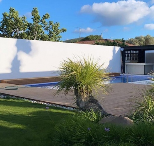 Berfu Yenenler'in bikinili pozuna Eser'den olay bakış!