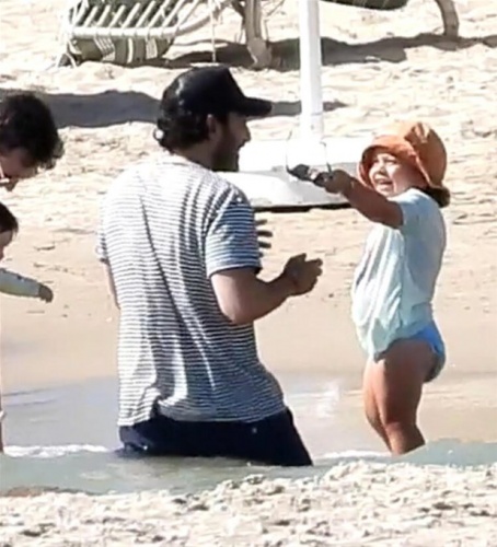 Buğra Gülsoy ailesiyle sezonu açtı!