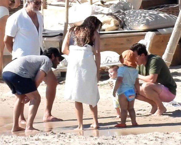 Buğra Gülsoy ailesiyle sezonu açtı!