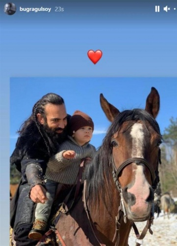 Buğra Gülsoy ailesiyle sezonu açtı!