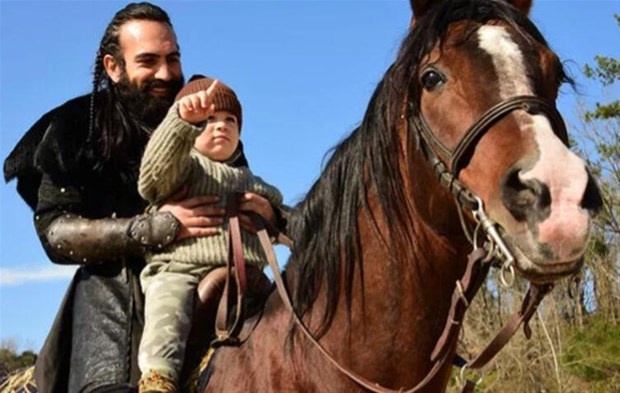 Buğra Gülsoy ailesiyle sezonu açtı!