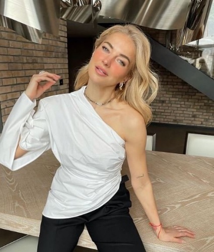 Burcu Esmersoy’un deniz manzaralı evini gören büyülendi!