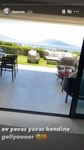 Burcu Esmersoy’un deniz manzaralı evini gören büyülendi!