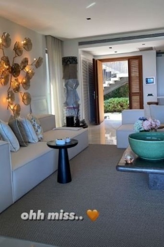 Burcu Esmersoy’un deniz manzaralı evini gören büyülendi!