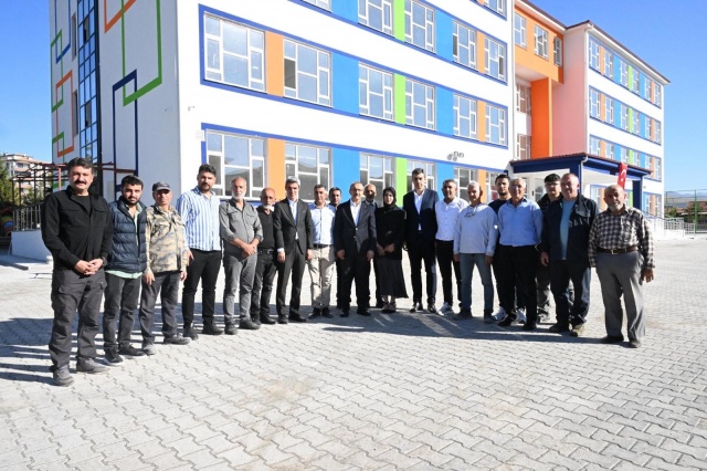 Vali Yavuz Karakavak Mahallesi Ortaokulu'nda incelemelerde bulundu