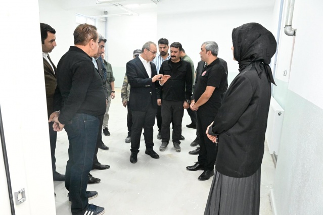 Vali Yavuz Karakavak Mahallesi Ortaokulu'nda incelemelerde bulundu