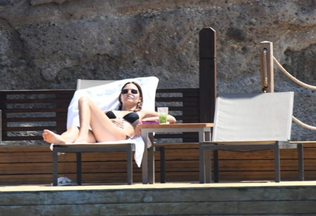 Ünlü güzelin tatil pozları