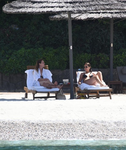 Ünlü güzelin tatil pozları