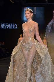 Transparan gelinlik şovu