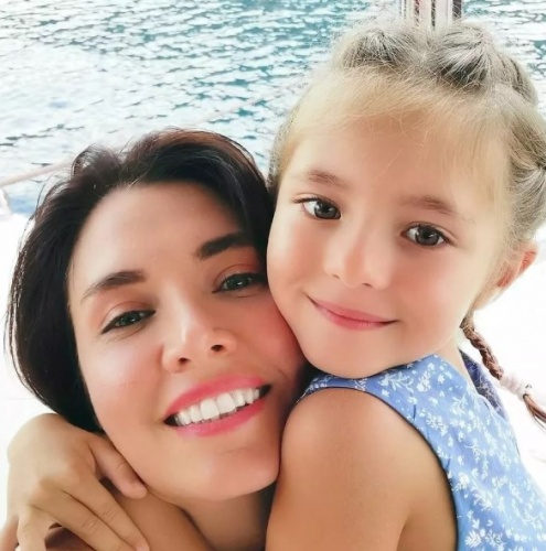 Nefise Karatay'ın kızı Maya annesinin kopyası!