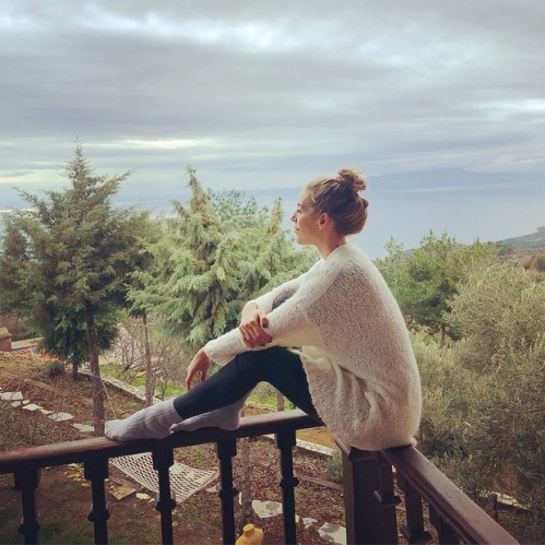 Sinem Kobal'dan kumsal pozu