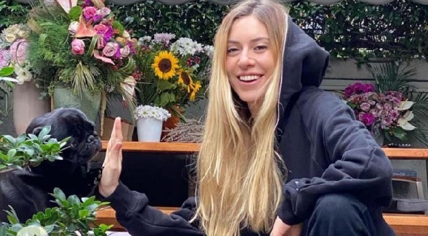 Sinem Kobal'dan kumsal pozu