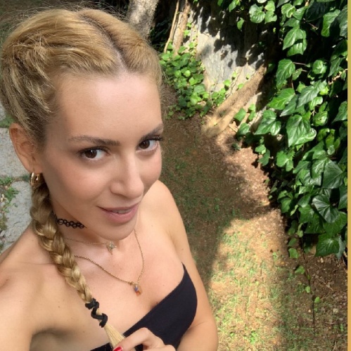 Sinem Kobal'dan kumsal pozu