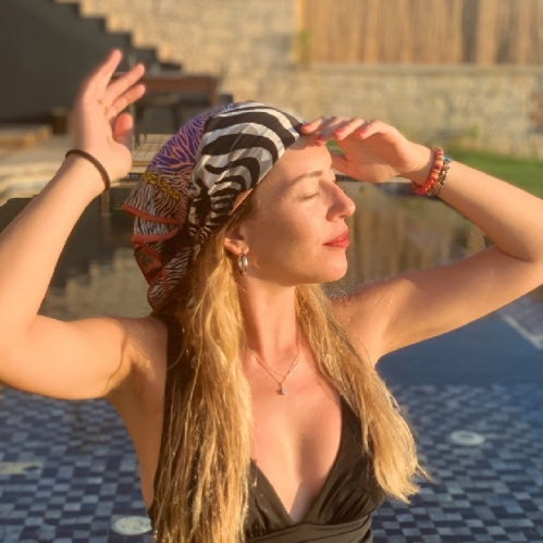 Sinem Kobal'dan kumsal pozu