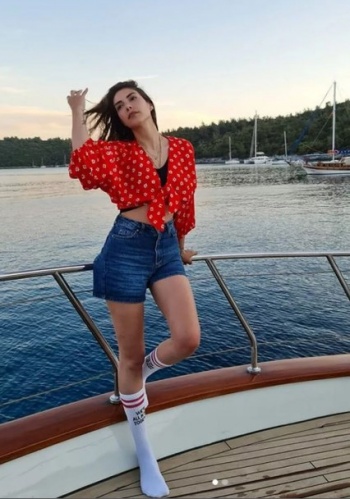 Teşkilat dizisinin Zehra'sı tatil pozlarıyla...