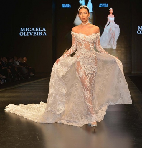 Transparan gelinlik şovu