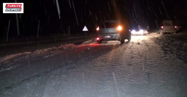 Antalya'da kar yağışı: Antalya-Konya karayolunda kar kalınlığı 30 santime ulaştı