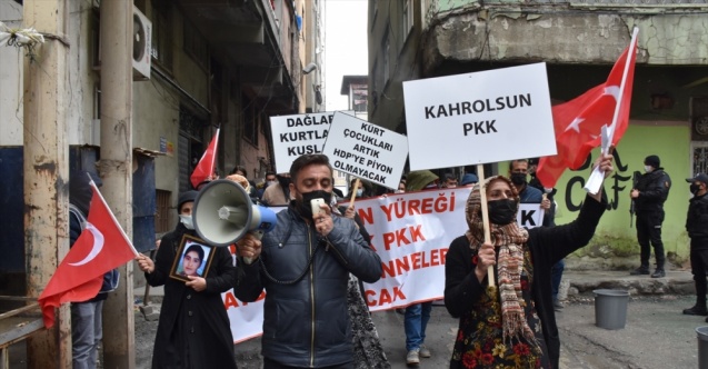 Hakkari'de terör mağduru aileler HDP İl Başkanlığı önünde eylem yaptı