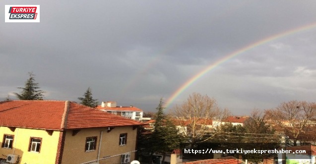 Yılın ilk gökkuşağı görenleri mest etti