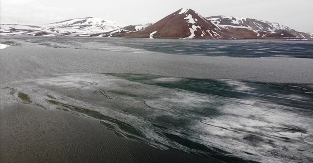 Ağrı'daki buzla kaplı doğa harikası Balık Gölü çözülmeye başladı