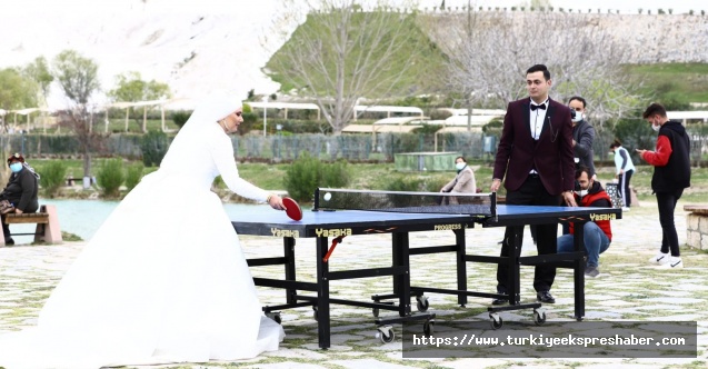 Gelin damat masa tenisinde yarıştı