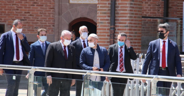 TBMM Başkanı Şentop, Hacı Bayram Veli Camii'nde cuma namazı kıldı