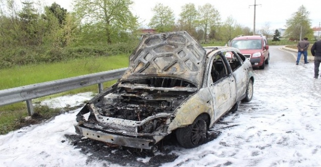 Yanan otomobilden geriye demir yığını kaldı