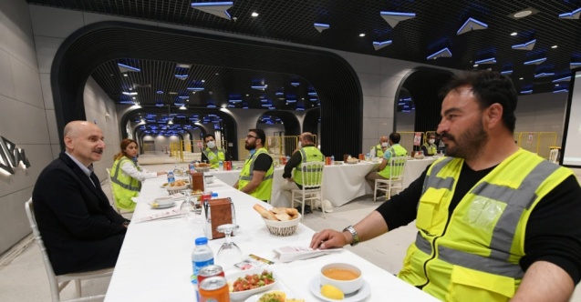 Bakan Karaismailoğlu metro istasyonunda görevli işçilerle iftar yaptı