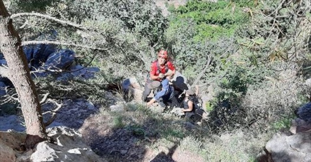Fethiye'de kayalıklarda mahsur kalan 2 kişi kurtarıldı