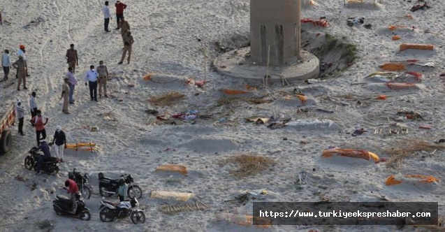 Hindistan'da yağan yağmur yüzlerce cesedi ortaya çıkardı