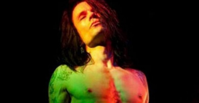 Ünlü şarkıcı aşı yüzünden mi öldü?